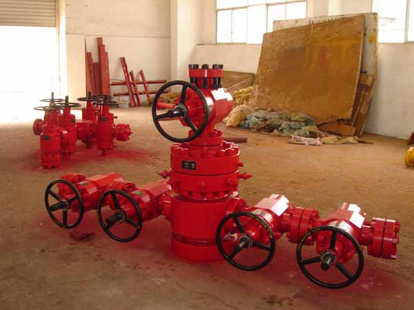 Wellhead device for oil (gas) recovery